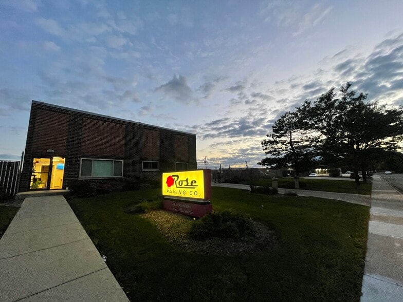 More Photos Of 1539 Bourbon Pky, Streamwood Warehouse For Sale