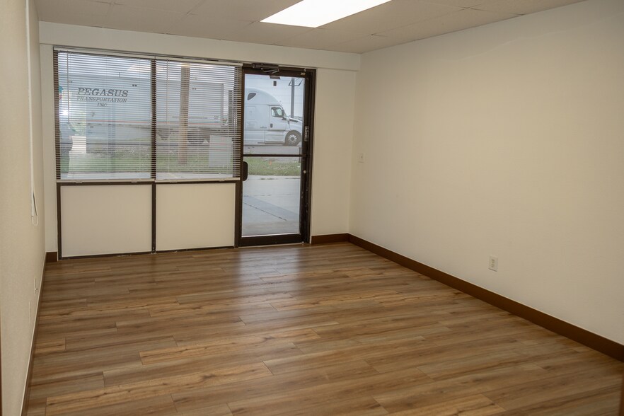 More Photos Of 13730 E Smith Rd, Aurora Warehouse For Lease