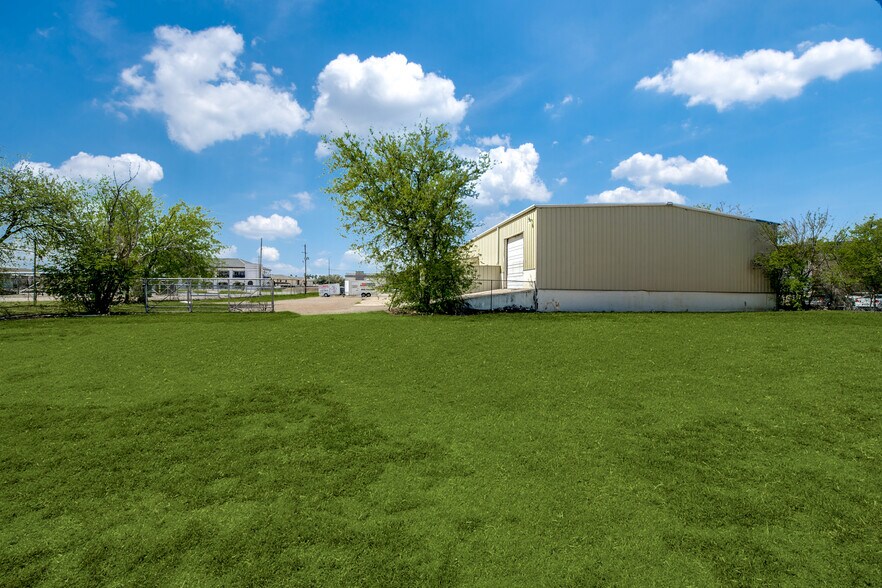 More Photos Of 6301 Mcpherson Rd, Laredo Distribution For Sale
