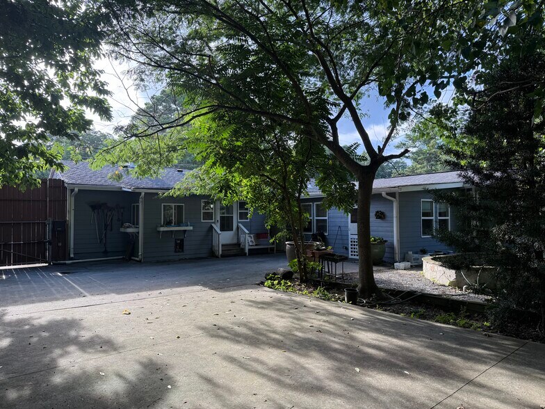 More Photos Of 3147 Shallowford Rd, Atlanta Office For Sale