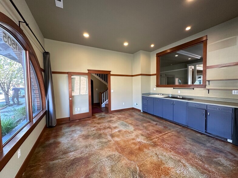 More Photos Of 1505 Ne Village St, Fairview Office For Sale