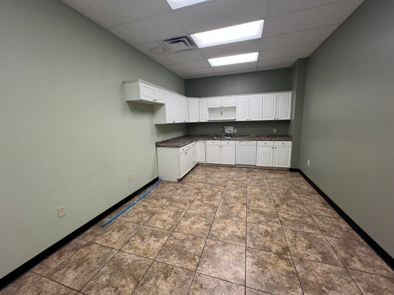 More Photos Of 4400 S Thompson St, Springdale Freestanding For Lease