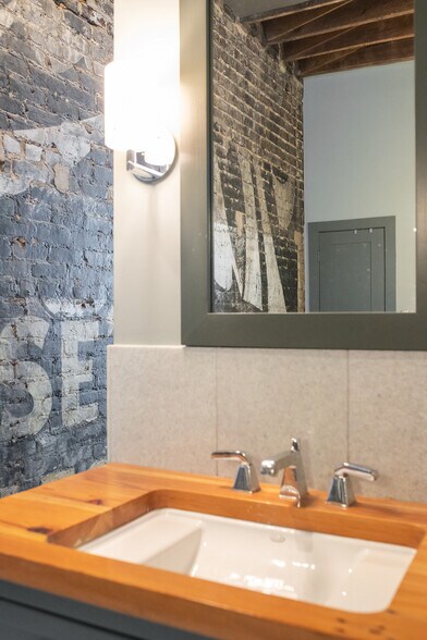 More Photos Of 112 18th St N, Birmingham Storefront For Sale