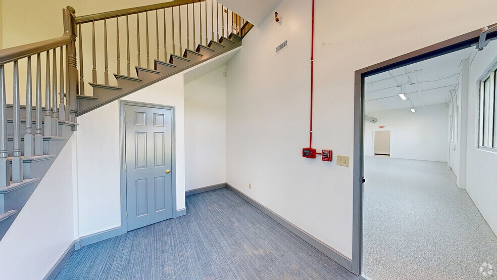 More Photos Of 6 Willow Rd, Ayer Warehouse For Lease