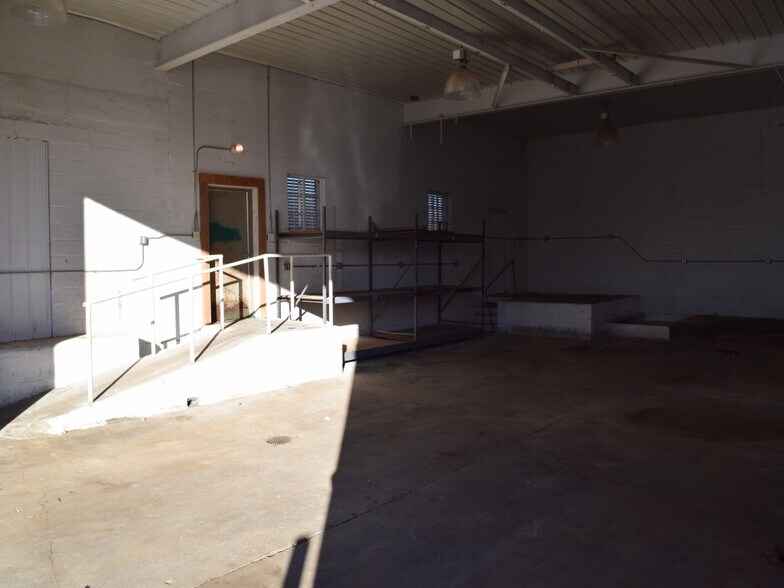 More Photos Of 600 S Camp Ave, Olney Warehouse For Sale