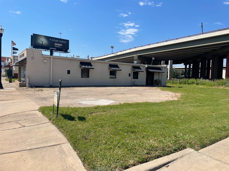 More Photos Of 1012 S Elm St, Carrollton Office For Sale