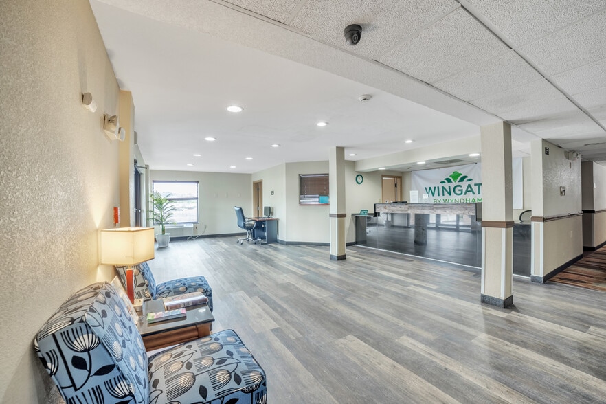 More Photos Of 138 Marsh Rd, Somerset Hotel For Sale