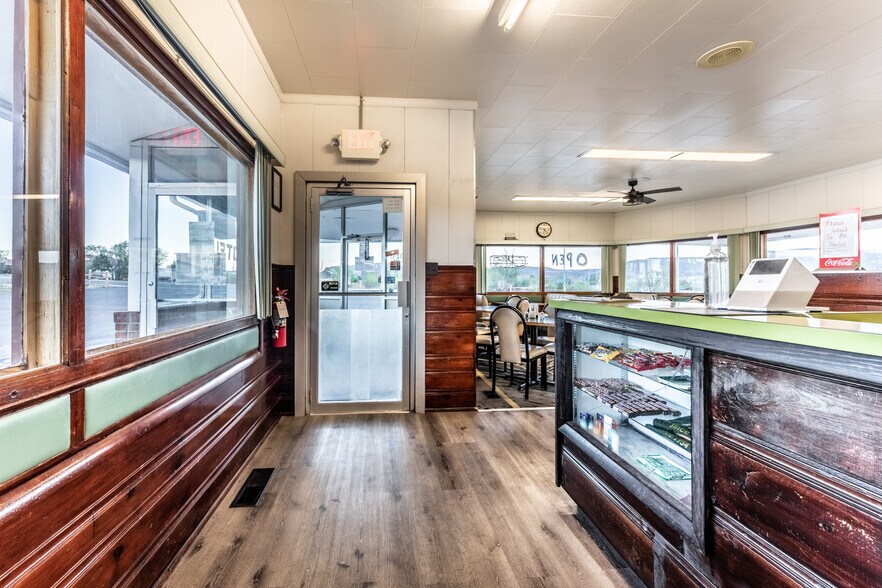 More Photos Of 1445 S 2nd St, Raton Hotel For Sale