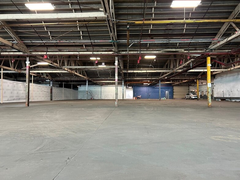 More Photos Of 2942-2950 N Western Ave, Chicago Manufacturing For Lease
