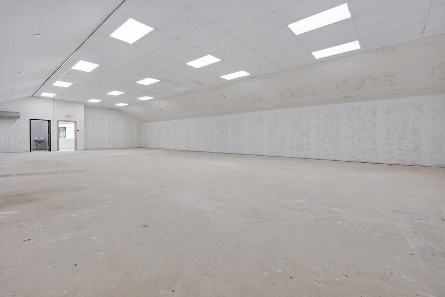 More Photos Of 4403-4411 SW 3rd St, Oklahoma City Showroom For Lease