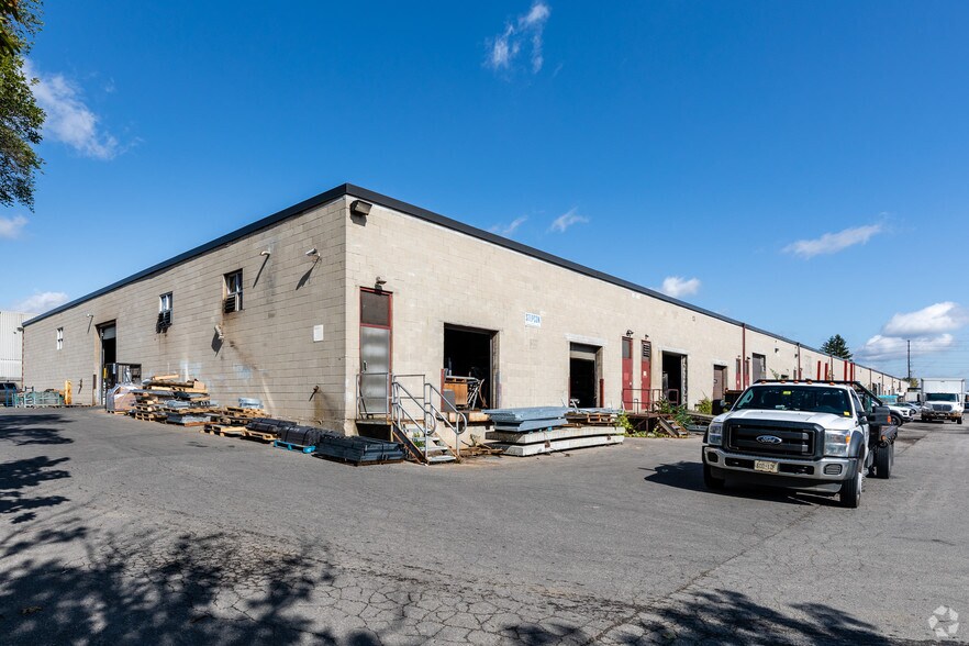 More Photos Of 2364 Haines Rd, Mississauga Manufacturing For Lease