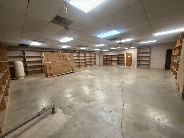 More Photos Of 115-119 Plaza W, Texarkana Warehouse For Lease