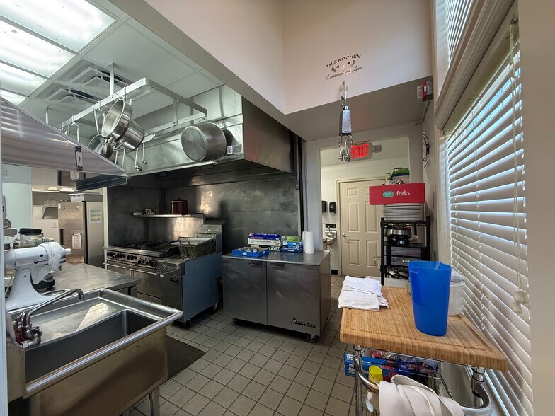 More Photos Of 33518 W Jefferson Ave, Rockwood Restaurant For Sale