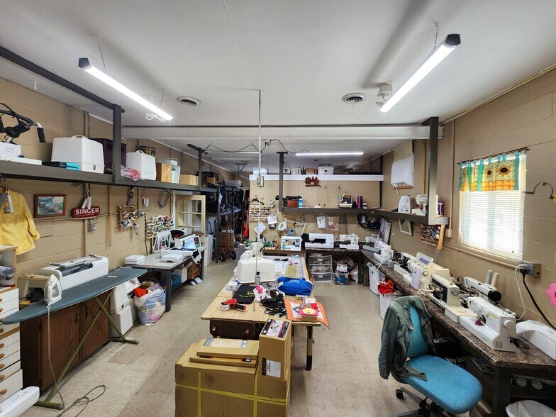 More Photos Of 1303 E Main St, Robinson Storefront Retail Office For Sale