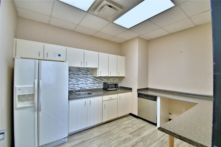 More Photos Of 43344 Highway 27, Davenport Coworking Space