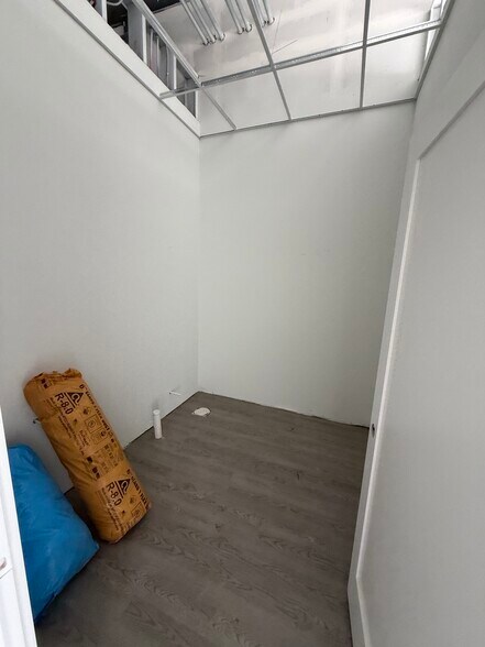 More Photos Of 2420 S 8th St, Rogers Flex For Lease