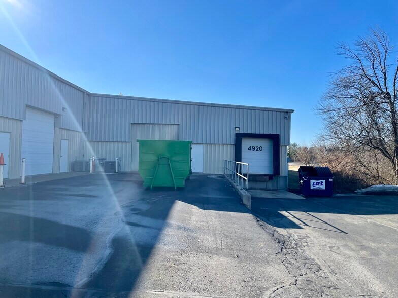 More Photos Of 4916-4920 Triangle St, McFarland Showroom For Lease