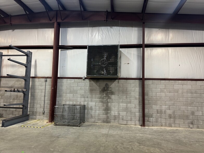 More Photos Of 404 Chicago Dr, Fayetteville Flex For Lease