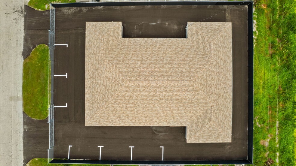 More Photos Of 17517 Rockefeller Cir, Fort Myers Self Storage For Sale