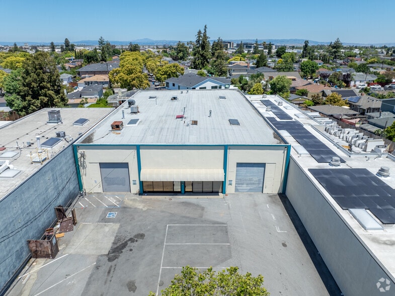 More Photos Of 2565-2569 Middlefield Rd, Redwood City Warehouse For Lease