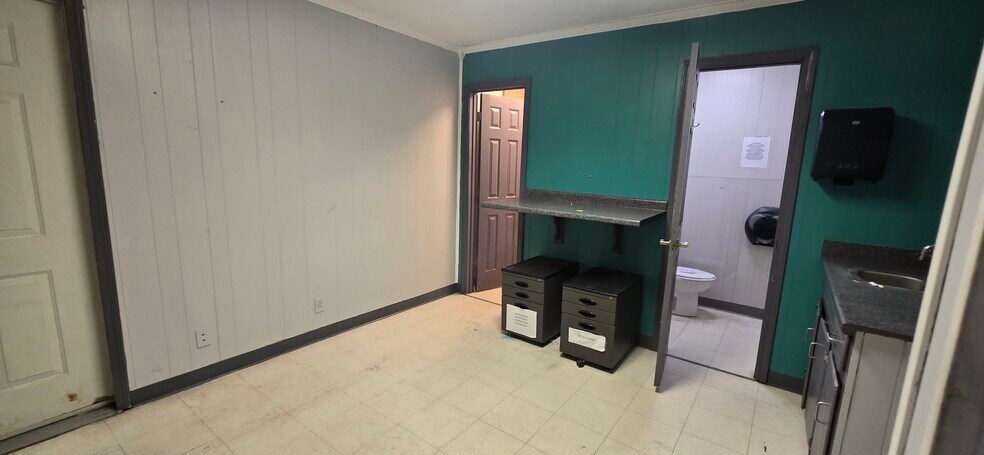 More Photos Of 2100 Highway 365, Nederland Medical For Sale