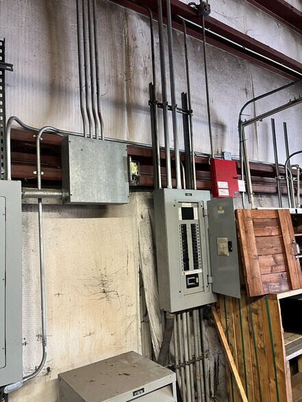 More Photos Of 263-271 Southridge Industrial Dr, Tavares Warehouse For Lease