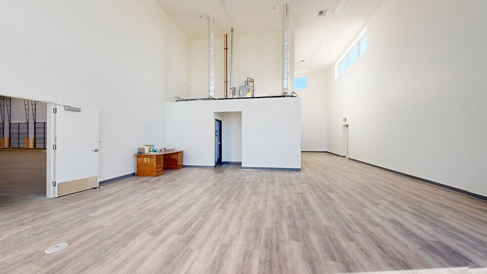 More Photos Of 19472 Cajon Blvd, San Bernardino Distribution For Lease