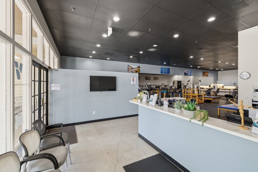 More Photos Of 1145 Lindero Canyon Rd, Westlake Village Freestanding For Lease