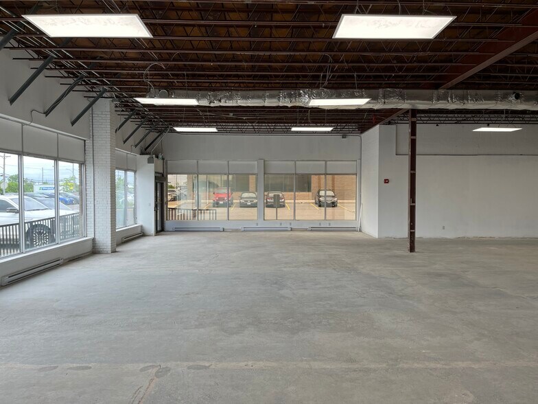 More Photos Of 1220-1228 Old Innes Rd, Ottawa Distribution For Lease