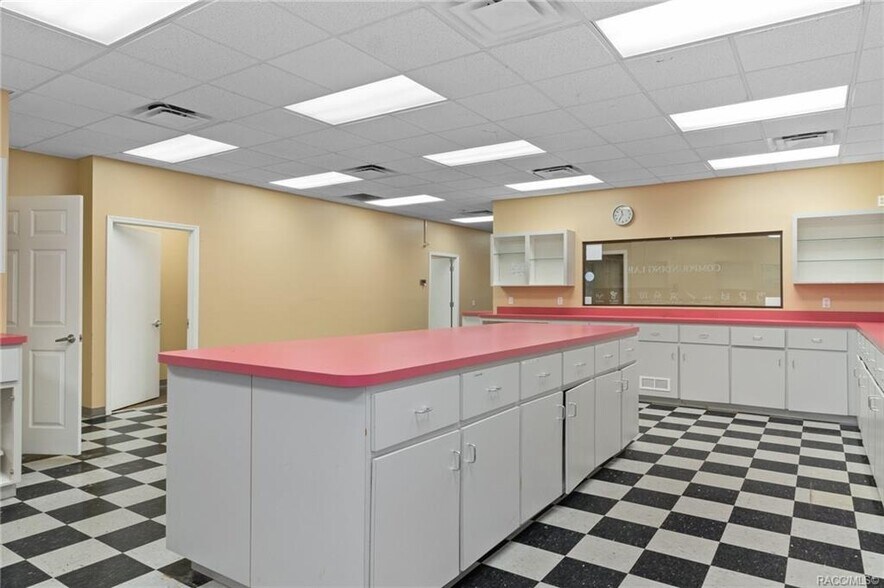 More Photos Of 102 E Highland Blvd, Inverness Drugstore For Sale