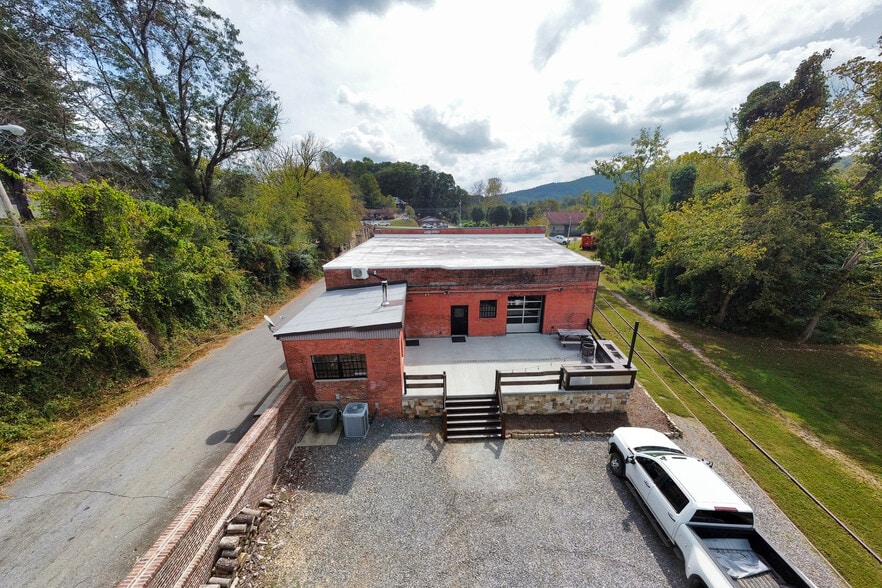 More Photos Of 11 Railroad St, Murphy Research And Development For Sale