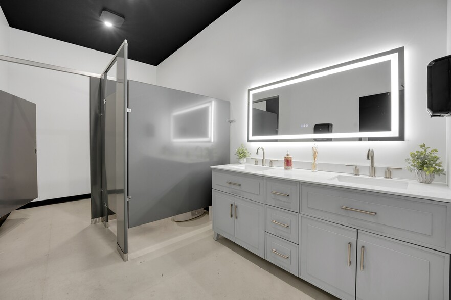 More Photos Of 22800 Highway H, Sedalia Manufacturing For Sale