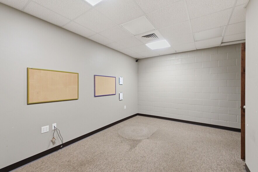 More Photos Of 1445 S Glenstone Ave, Springfield General Retail For Lease