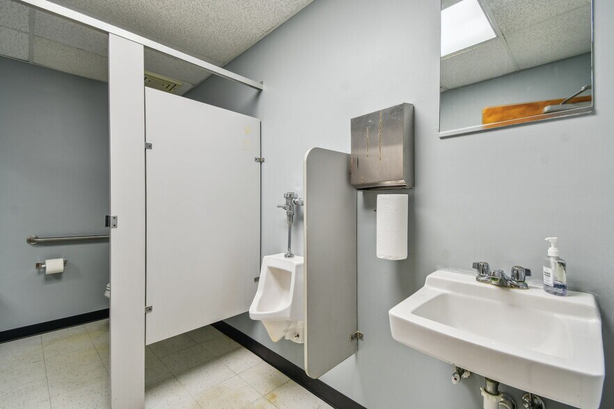 More Photos Of 10901 Danka Cir N, Saint Petersburg Office For Sale