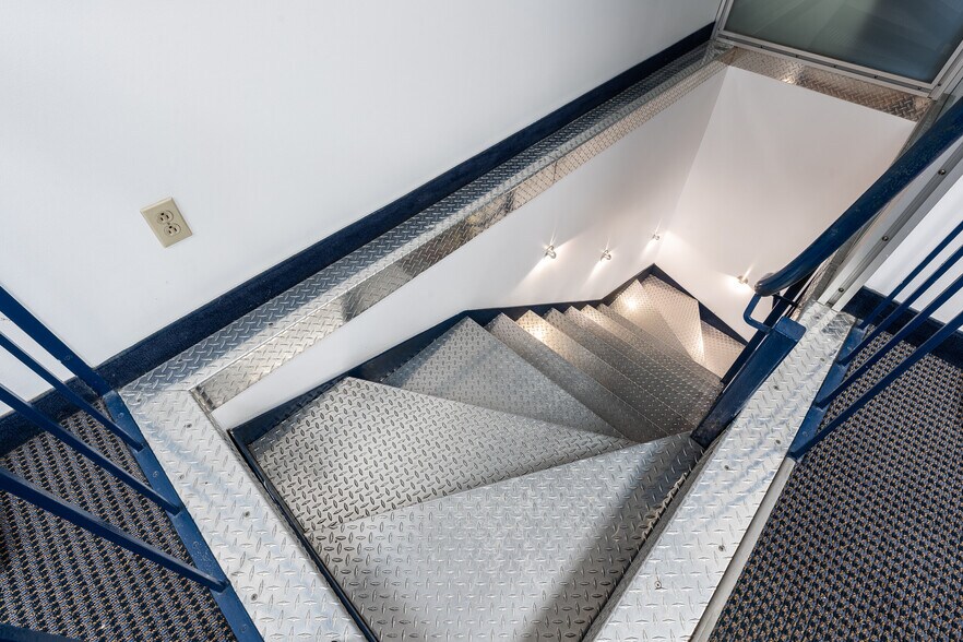 More Photos Of 5929 Rte Transcanadienne, Montréal Loft Creative Space For Lease