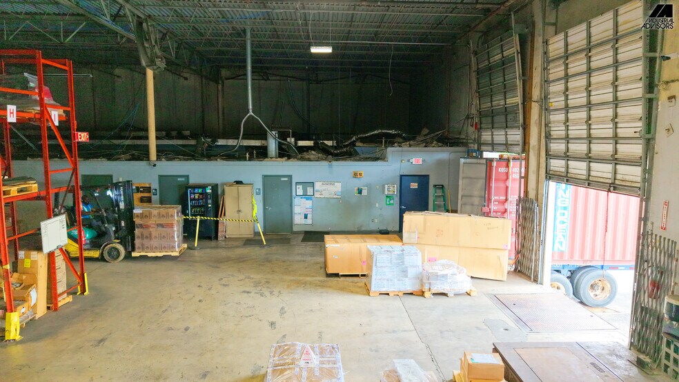 More Photos Of 1361-1363 NW 155th Dr, Miami Warehouse For Lease