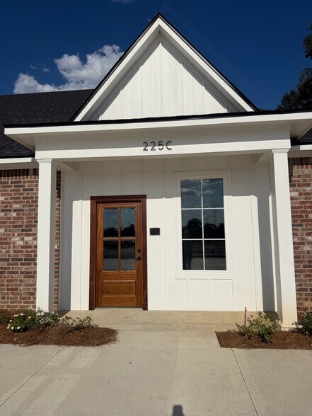 More Photos Of 225 Breck Dr, Stonewall Office For Lease