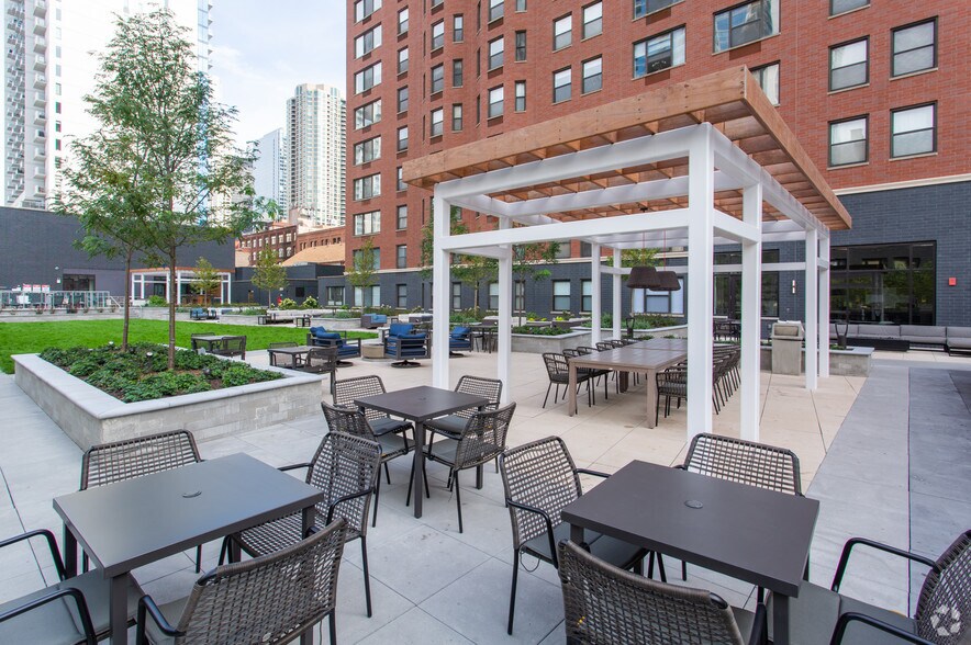 More Photos Of 320 W Illinois St, Chicago Apartments For Lease