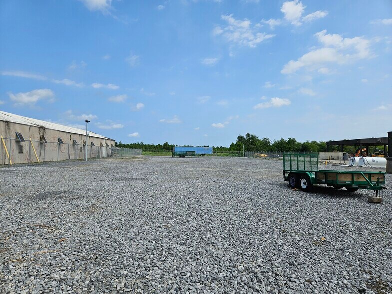 More Photos Of 10298 Airline Hwy, Saint Rose Service For Lease
