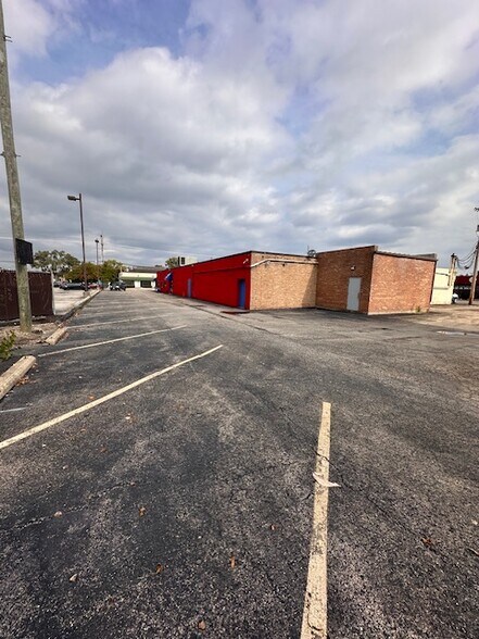 More Photos Of 9945 W 55th St, Countryside Freestanding For Lease