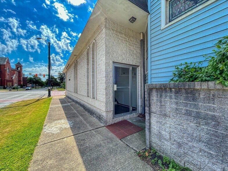 More Photos Of 300 4th St, Elyria Office Residential For Lease