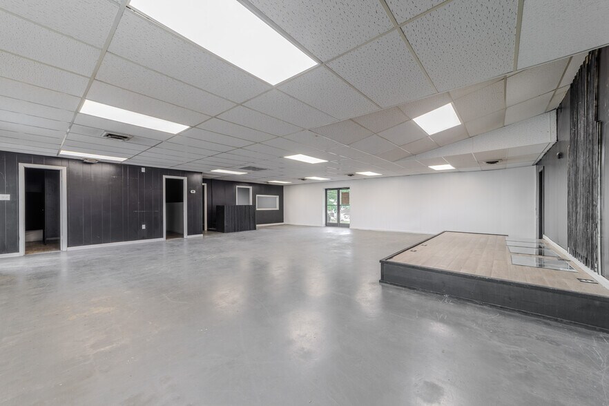 More Photos Of 99 Marion St, Clarksville Freestanding For Lease