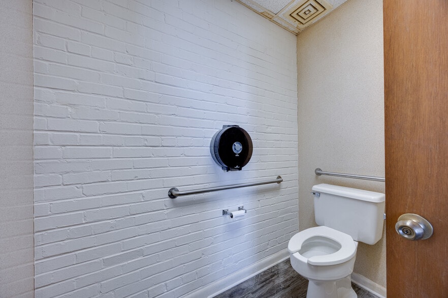 More Photos Of 30 E Main St, Luray Office For Sale