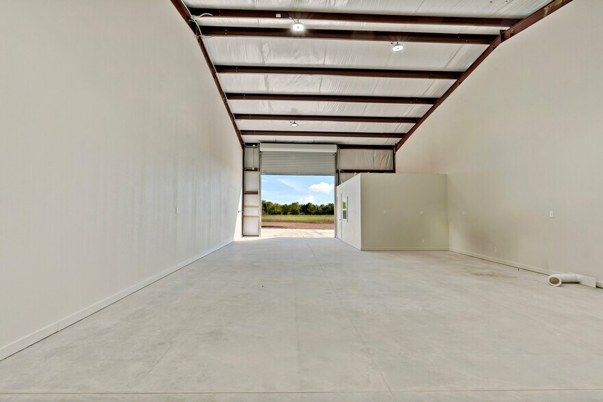 More Photos Of 5501 Bonham St, Paris Unknown For Lease