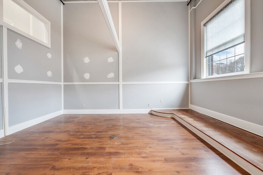 More Photos Of 192 Main St, Ellsworth Storefront For Sale