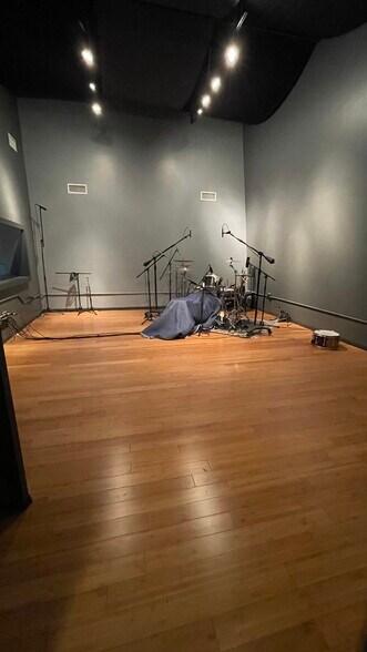 More Photos Of 11316 Burbank Blvd, North Hollywood General Retail For Sale