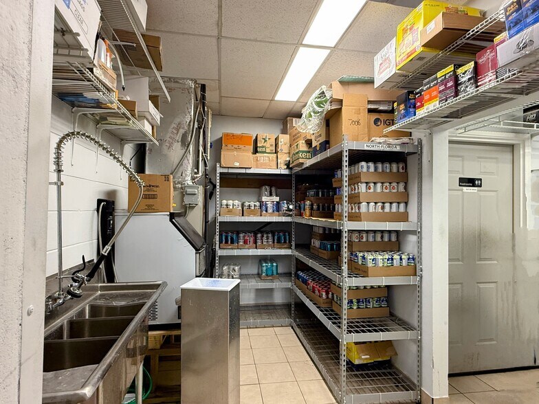 More Photos Of 4389 University Blvd S, Jacksonville Service Station For Sale