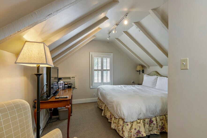 More Photos Of 240 E California St, Jacksonville Hotel For Sale