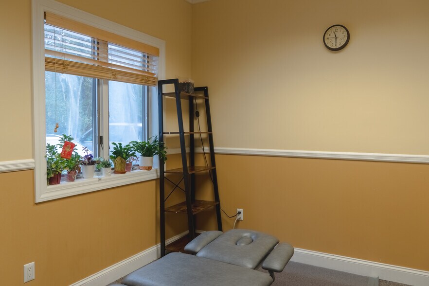 More Photos Of 182-186 W Montauk Hwy, Hampton Bays Medical For Lease