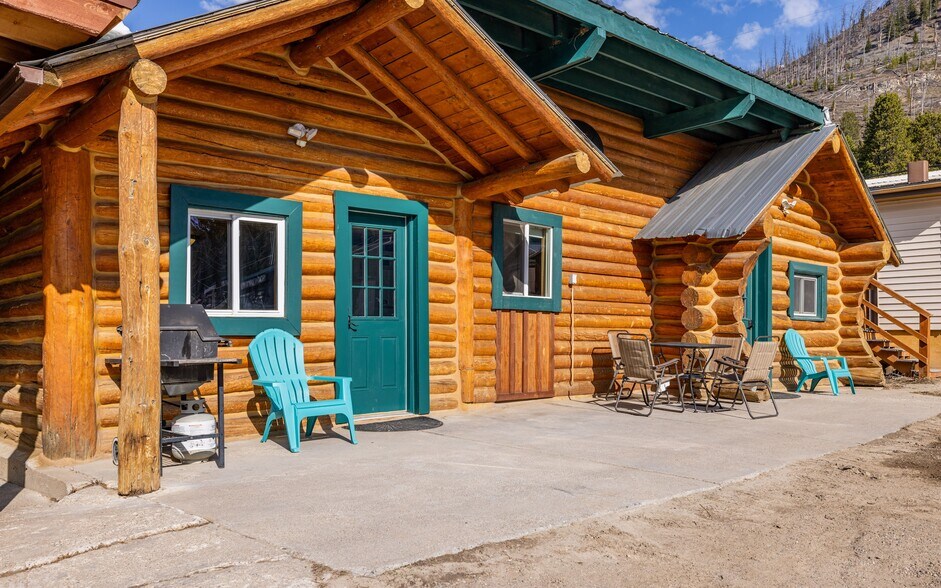 More Photos Of 115 Main St E, Cooke City Convenience Store For Sale